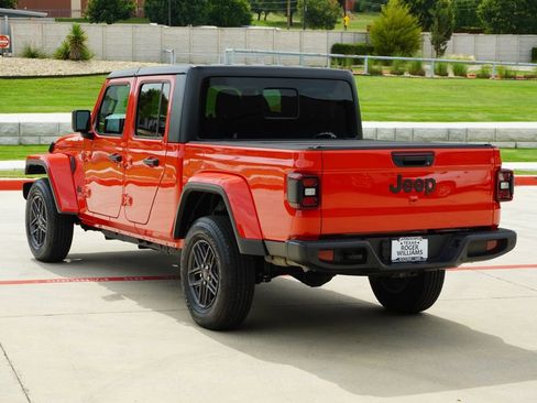 Used 2025 Jeep Gladiator Sport AWD/4WD image 3