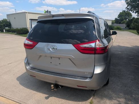 Used 2016 Toyota Sienna LE FWD image 2