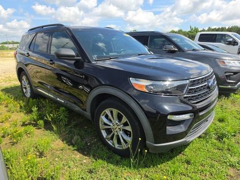 Used 2020 Ford Explorer XLT w/ Equipment Group 202A AWD/4WD image 3