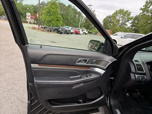 Used 2018 Ford Explorer Limited w/ Equipment Group 301A AWD/4WD image 18