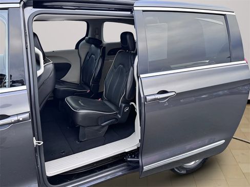 Used 2022 Chrysler Pacifica Limited image 35