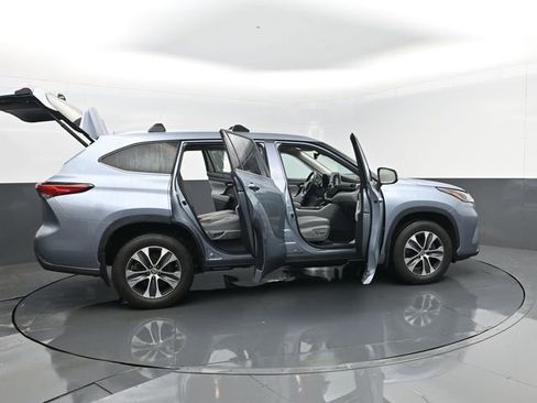 Used 2023 Toyota Highlander XLE AWD/4WD image 33
