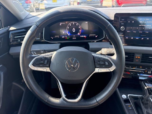 Used 2025 Volkswagen Jetta SE FWD image 22