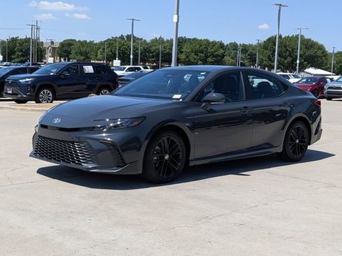 Used 2025 Toyota Camry SE FWD image 9