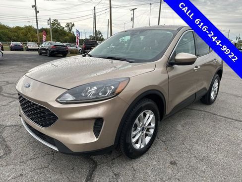 Used 2020 Ford Escape SE image 1