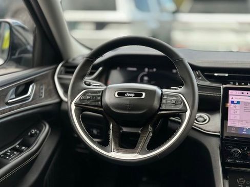 Used 2023 Jeep Grand Cherokee Limited image 17