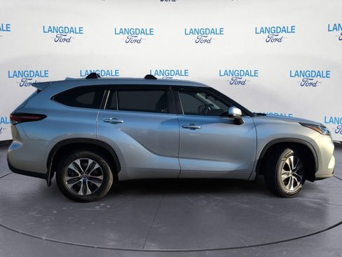 Used 2024 Toyota Highlander XLE image 3