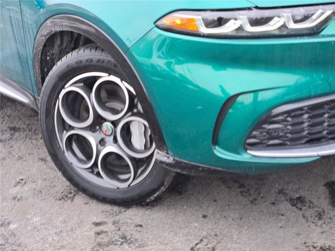 Used 2024 Alfa Romeo Tonale Ti w/ Premium Interior Package image 3