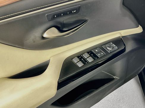 Used 2023 Lexus ES 350 w/ Premium Package FWD image 17
