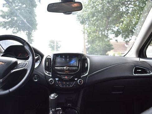 Used 2018 Chevrolet Cruze Premier FWD image 29