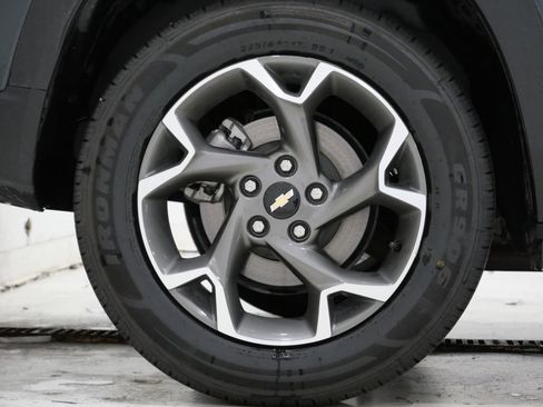 Used 2025 Chevrolet Trax LT FWD image 9