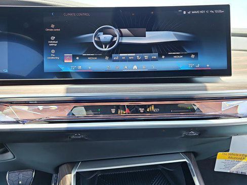 New 2025 BMW 750e xDrive w/ Premium Package image 24