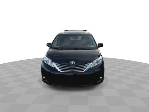 Used 2017 Toyota Sienna XLE image 3