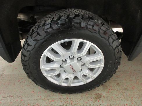 Used 2021 GMC Sierra 2500 SLT w/ SLT Preferred Package image 10