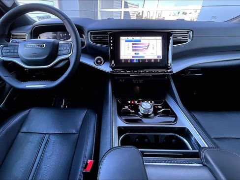 Used 2024 Jeep Wagoneer L Series II w/ Convenience Group I image 15