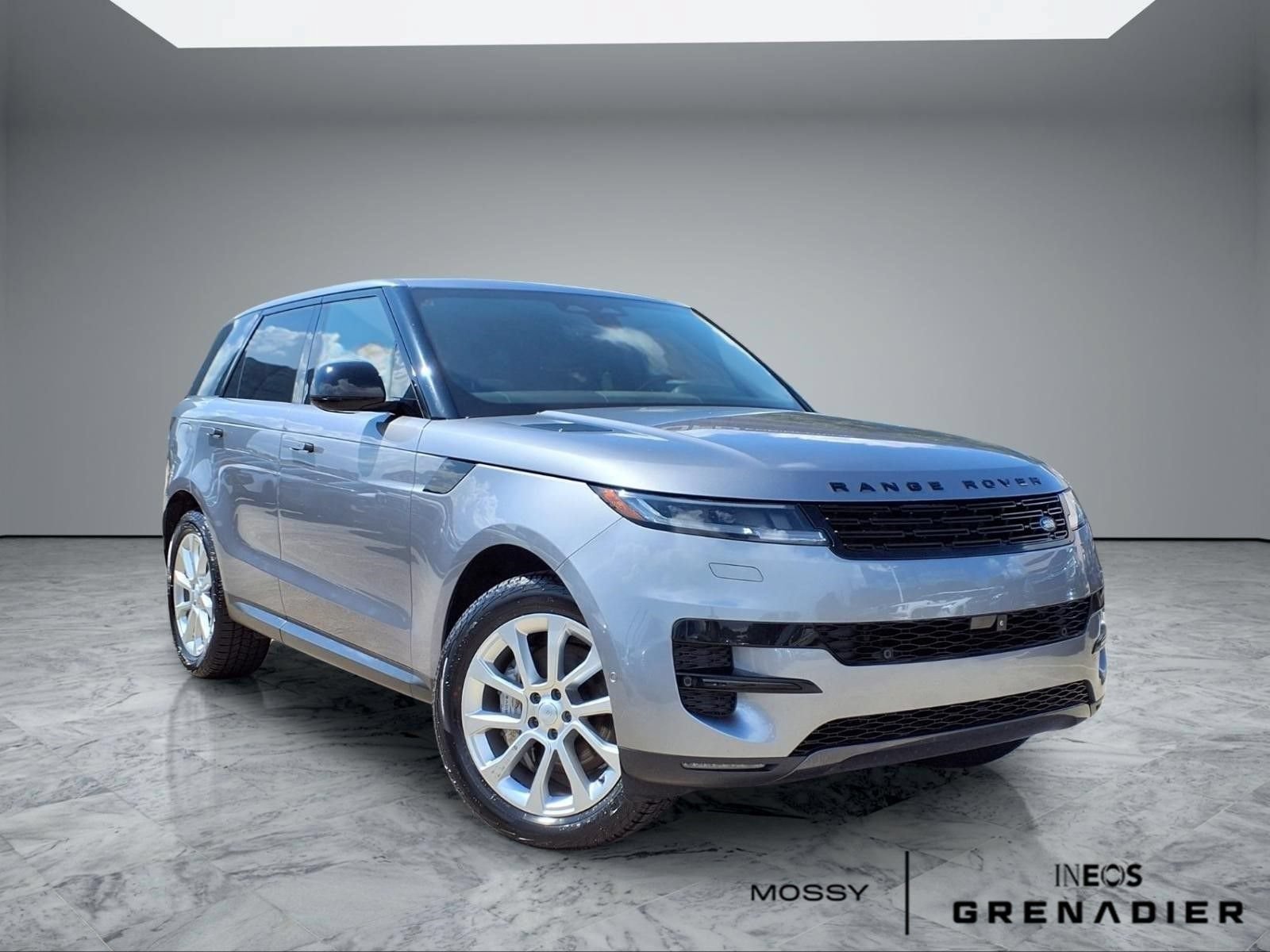 Used 2025 Land Rover Range Rover Sport SE AWD/4WD image 1