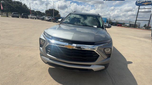 Used 2025 Chevrolet TrailBlazer LT AWD/4WD image 3