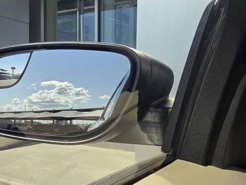 Used 2018 Ford Taurus SE FWD image 11