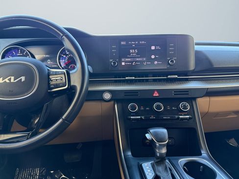 Used 2023 Kia Carnival LX image 10