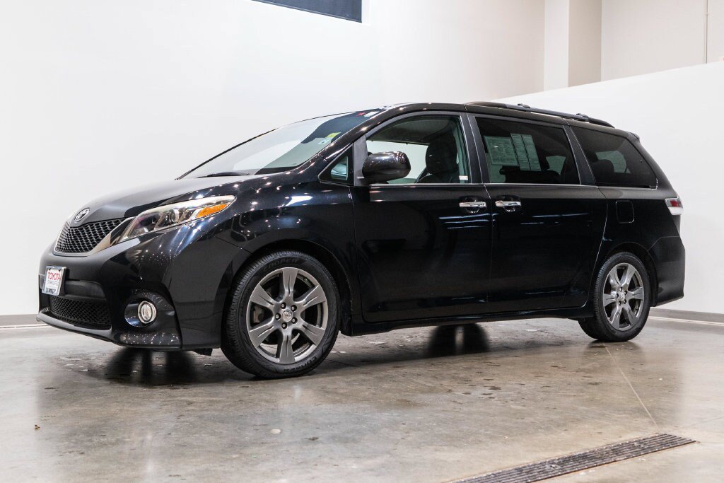 Used 2017 Toyota Sienna SE FWD image 3