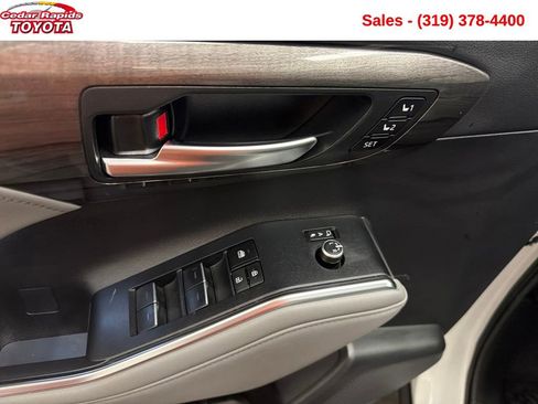 Used 2024 Toyota Highlander Platinum image 11