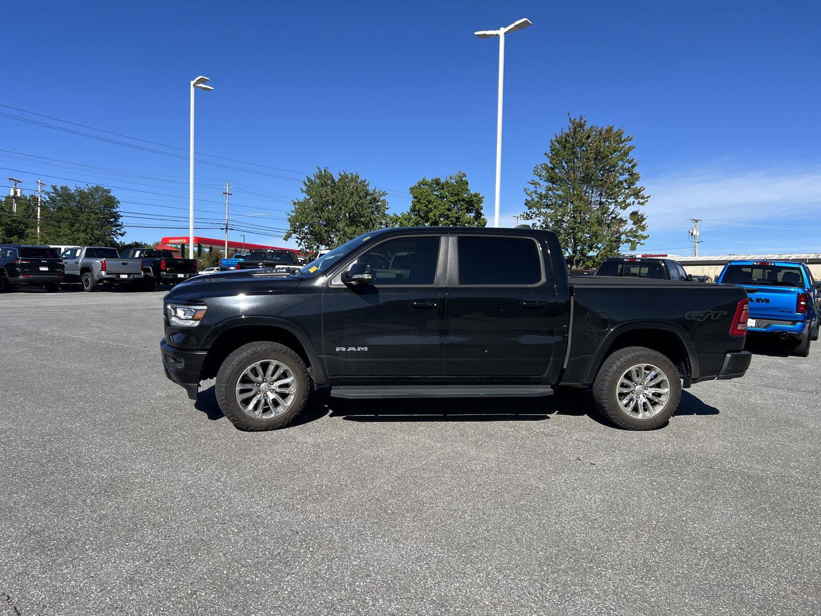 Used 2022 RAM 1500 Laramie AWD/4WD image 2