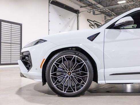 Used 2025 Lamborghini Urus SE image 18
