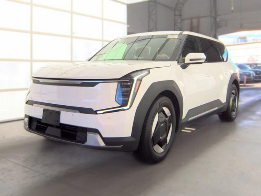 Used 2024 Kia EV9 Light Long Range RWD image 2