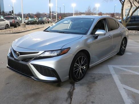 Used 2023 Toyota Camry SE image 2