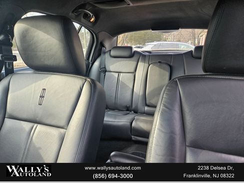 Used 2011 Lincoln Town Car Signature L image 17