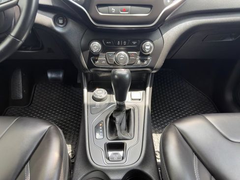 Used 2019 Jeep Cherokee Latitude Plus AWD/4WD image 10