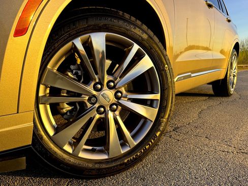 Used 2023 Cadillac XT6 Premium Luxury image 2