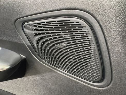 Used 2025 Mercedes-Benz GLC 350e 4MATIC image 8