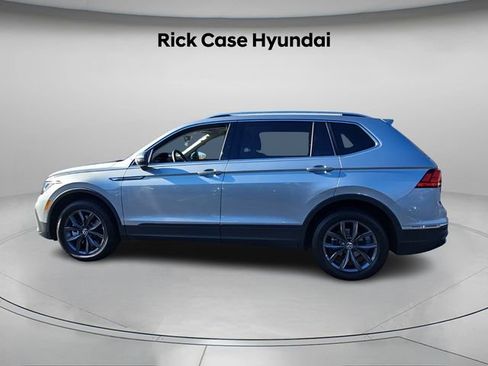 Used 2023 Volkswagen Tiguan SE w/ Panoramic Sunroof Package image 3
