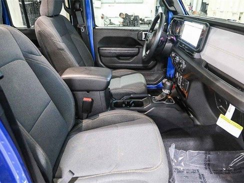 Used 2025 Jeep Gladiator Nighthawk image 16