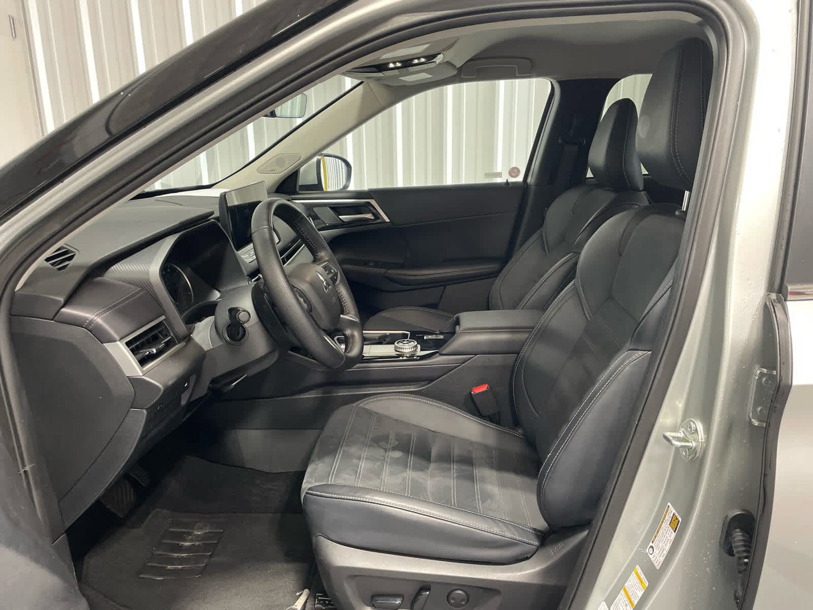 Used 2025 Mitsubishi Outlander LE AWD/4WD image 6