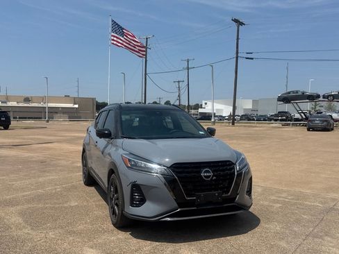 Used 2024 Nissan Kicks SR w/ SR Premium Package FWD image 3