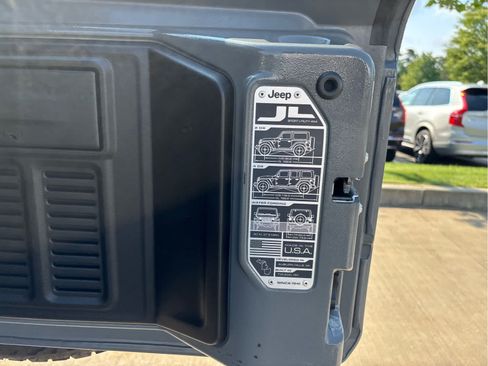 Used 2018 Jeep Wrangler Unlimited Sahara w/ Dual Top Group AWD/4WD image 9