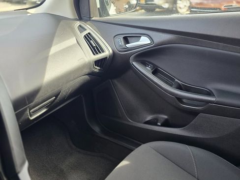 Used 2016 Ford Focus SE w/ SE Sport Package image 42