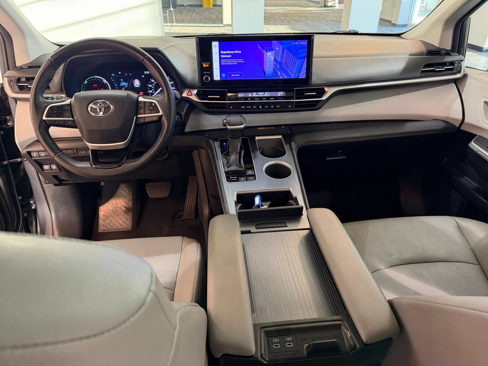 Used 2025 Toyota Sienna XLE FWD image 35