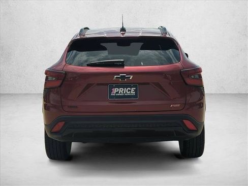 Used 2025 Chevrolet Trax RS w/ Sunroof Package FWD image 7