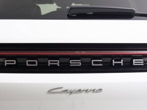Used 2025 Porsche Cayenne image 12