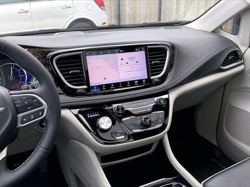 Used 2023 Chrysler Pacifica Limited image 6
