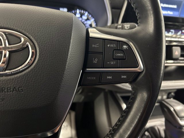 Used 2020 Toyota Highlander XLE AWD/4WD image 25