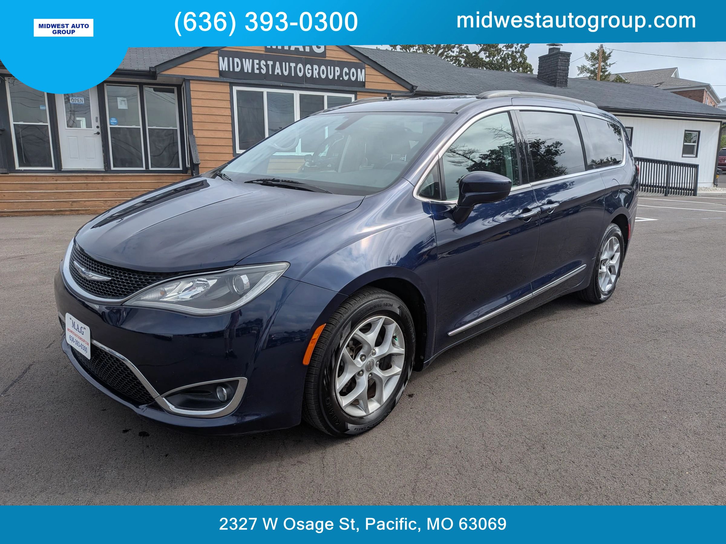 Used 2017 Chrysler Pacifica Touring-L w/ Tire & Wheel Group FWD image 1