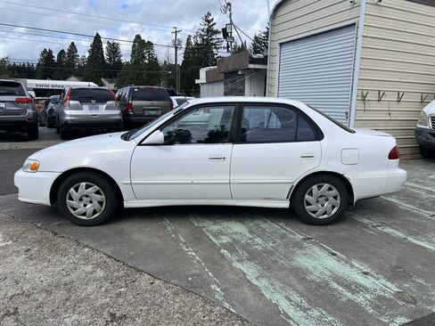 Used 2001 Toyota Corolla CE image 2