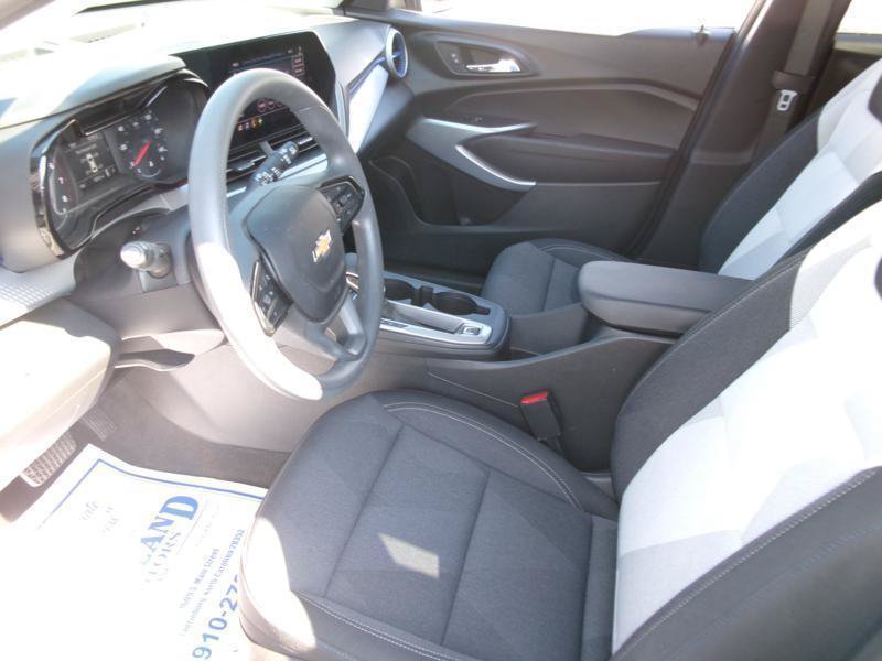 Used 2025 Chevrolet Trax LS w/ Driver Confidence Package FWD image 4