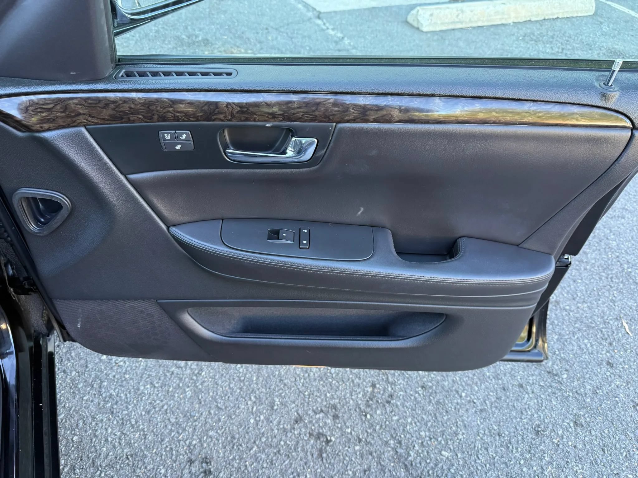 Used 2011 Cadillac DTS FWD image 21