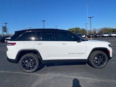 New 2025 Jeep Grand Cherokee Limited image 8