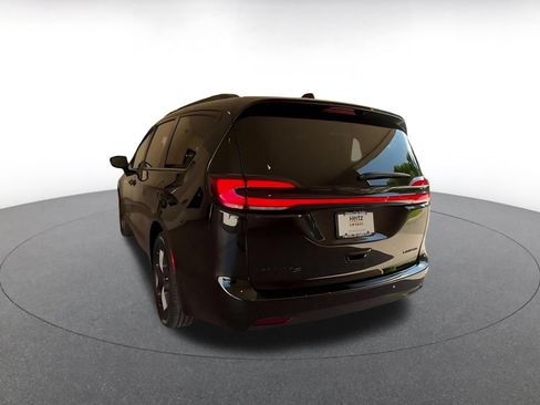 Used 2025 Chrysler Pacifica Limited FWD image 8